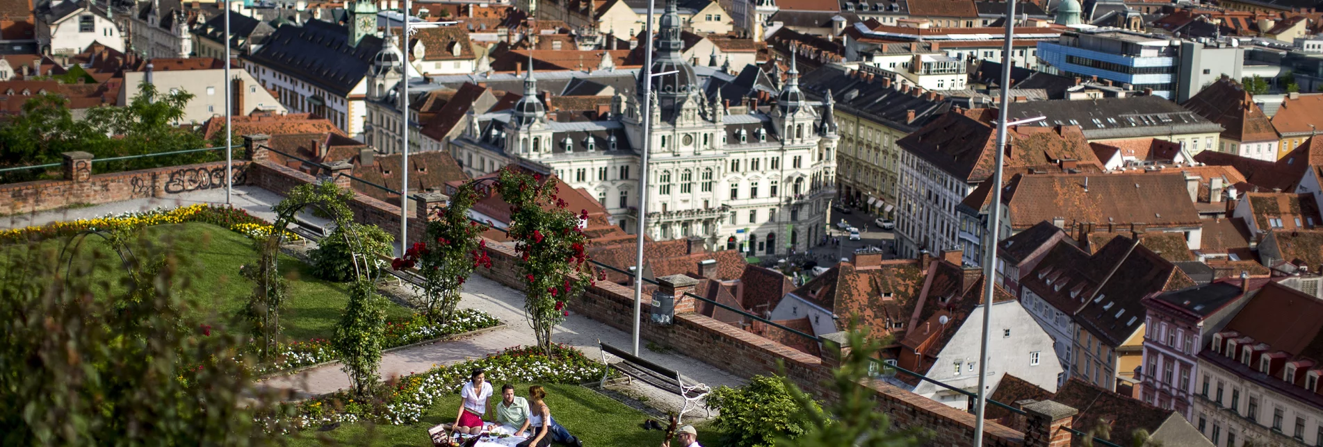 Picnic in spring above the roofs of Graz (Schloßberg, Herbersteinwiese) | © Steiermark Tourismus | Tom Lamm