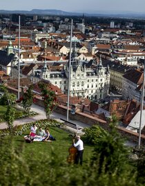 Picnic in spring above the roofs of Graz (Schloßberg, Herbersteinwiese)