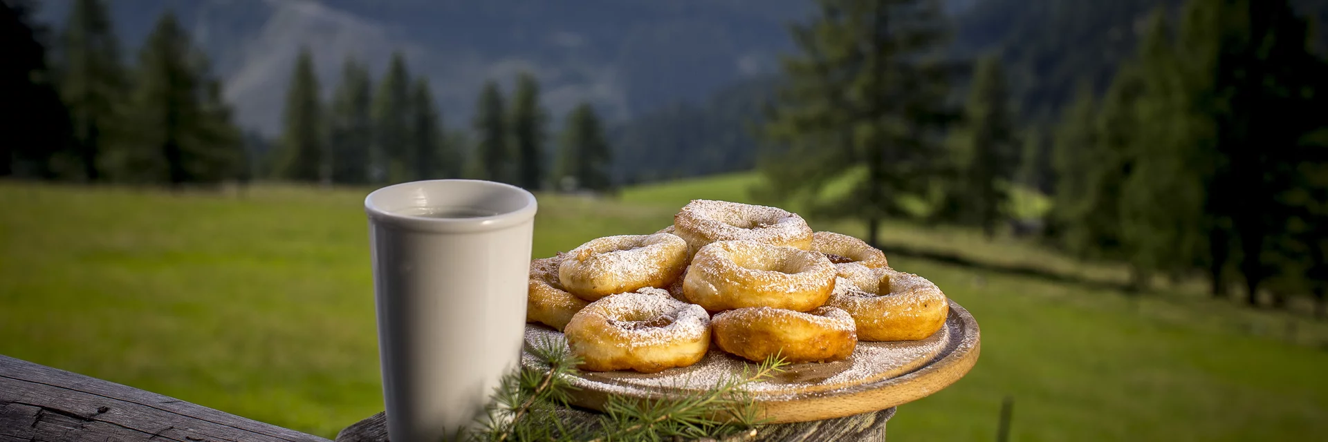 Bauernkrapfen mit Buttermilch, Walcheralm, Ramsau am Dachstein  | © STG | Tom Lamm