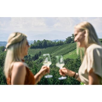 Wine enjoyment in the vineyard | © Südsteiermark Tourismus | Robert Maybach