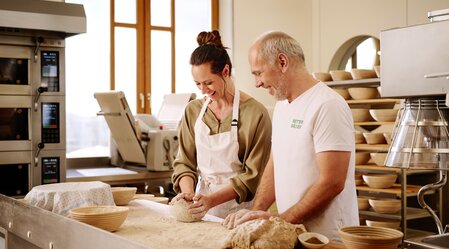 Bread baking in the Retter BioGut | © Oststeiermark | Michael Königshofer