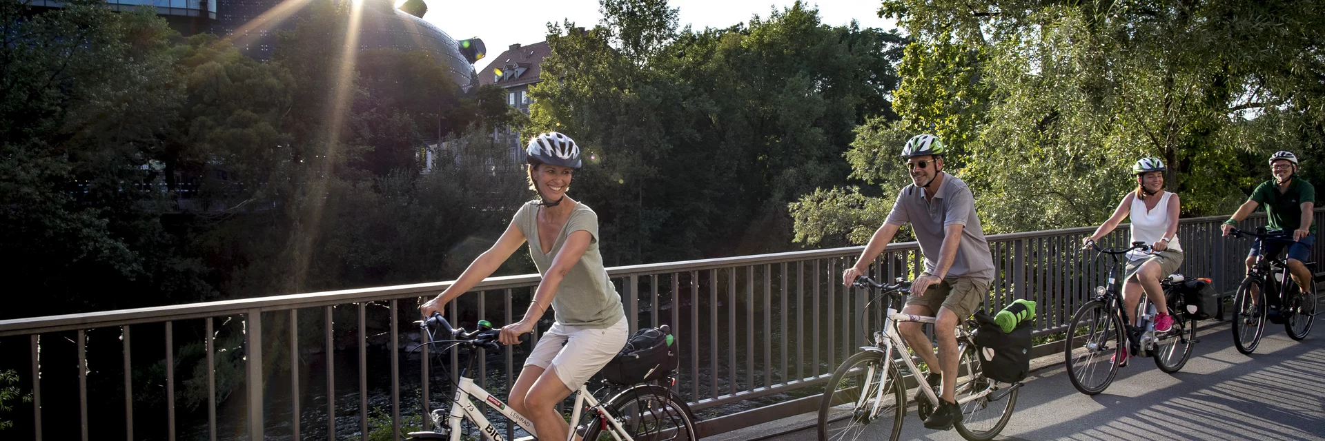 Radfahrer in Graz mit dem Kunsthaus im Hintergrund | © STG | Tom Lamm