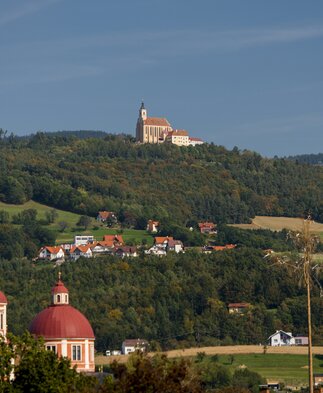 Pöllau mit Schloss Pöllau und Wallfahrtskirche Pöllauberg | © STG | Niki Pommer