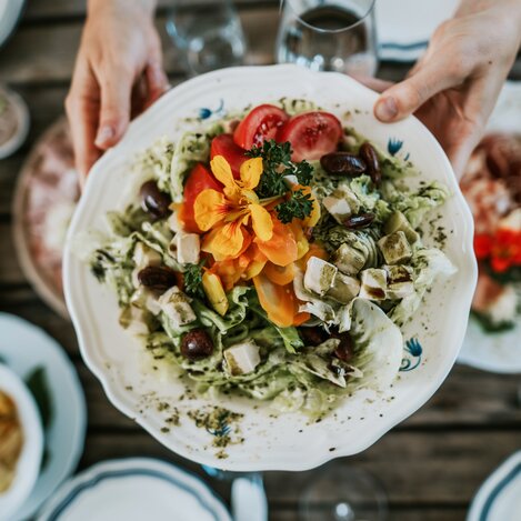 So schmeckt Einkehr auf Steirisch: frisch, bunt und direkt aus der Buschenschank. | © TVB Südsteiermark | Lukas Elsneg 