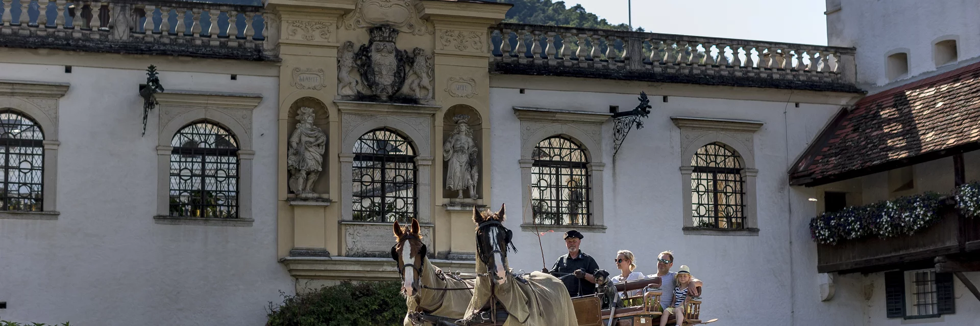 Der Schlosskutscher vor dem Schloss Herberstein, Oststeiermark | © Steiermark Tourismus / ikarus.cc | Steirische Tourismus GmbH