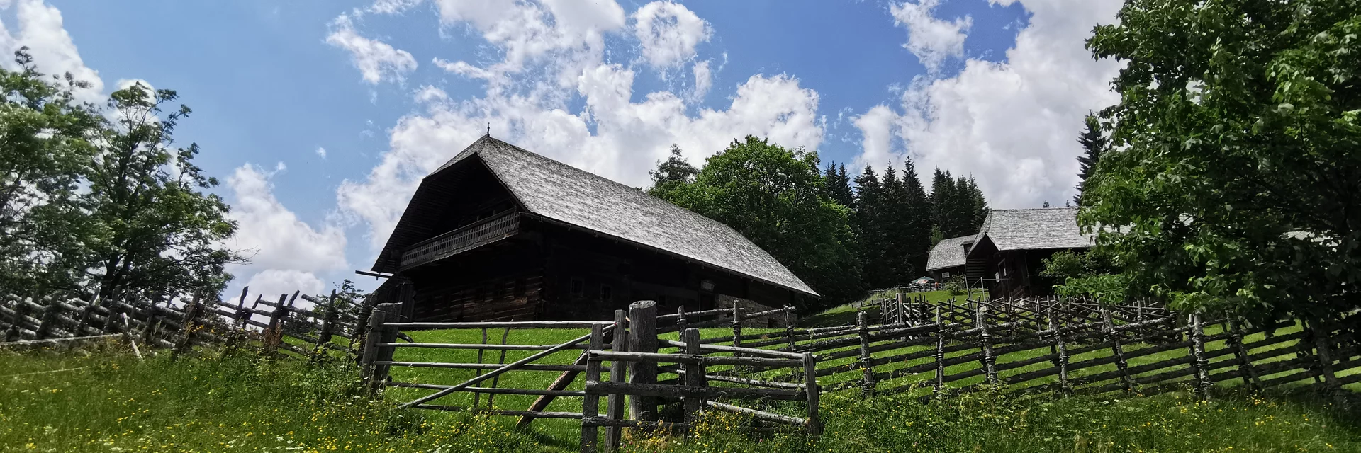 Rosegger Geburtshaus und saftige Wiesen | © Steiermark Tourismus | Lena Maikisch | © Steiermark Tourismus