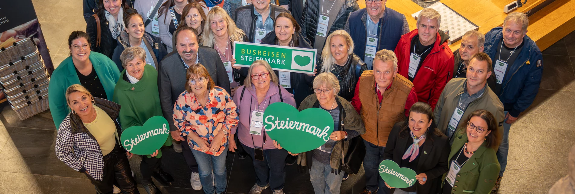 Johann Lafer (2. Reihe 3 v l) mit daneben links Gabriele Grandl (Busreisen Steiermark) und Belinda Schagerl-Poandl (Steiermark Tourismus und Standortmarketing) samt den Teilnehmern der Studien-Reise in der Manufaktur Gölles in Riegersburg. | © Busreisen Steiermark | Jaden Gynes 