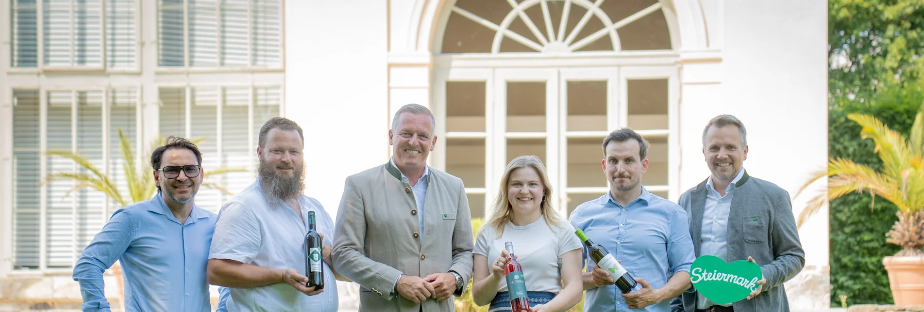 Stefan Potzinger (Obmann Wein Steiermark), Johannes Rauch (Weinhof Rauch in St. Peter/Ottersbach), Landeshauptmann Mario Kunasek, Sophie Friedrich (Schilcherweingut Friedrich in St. Stefan/Stainz), Johann Schneeberger jr. (Weingut und Steirische Kellerei Johann Schneeberger in Heimschuh), Michael Feiertag (GF Steirische Tourismus und Standortmarketing GmbH/STG) mit den Herz-Weinen 2025. Stefan Potzinger (Obmann Wein Steiermark), Johannes Rauch (Weinhof Rauch in St. Peter/Ottersbach), Landeshauptmann Mario Kunasek, Sophie Friedrich (Schilcherweingut Friedrich in St. Stefan/Stainz), Johann Schneeberger jr. (Weingut und Steirische Kellerei Johann Schneeberger in Heimschuh), Michael Feiertag (GF Steirische Tourismus und Standortmarketing GmbH/STG) mit den Herz-Weinen 2025.