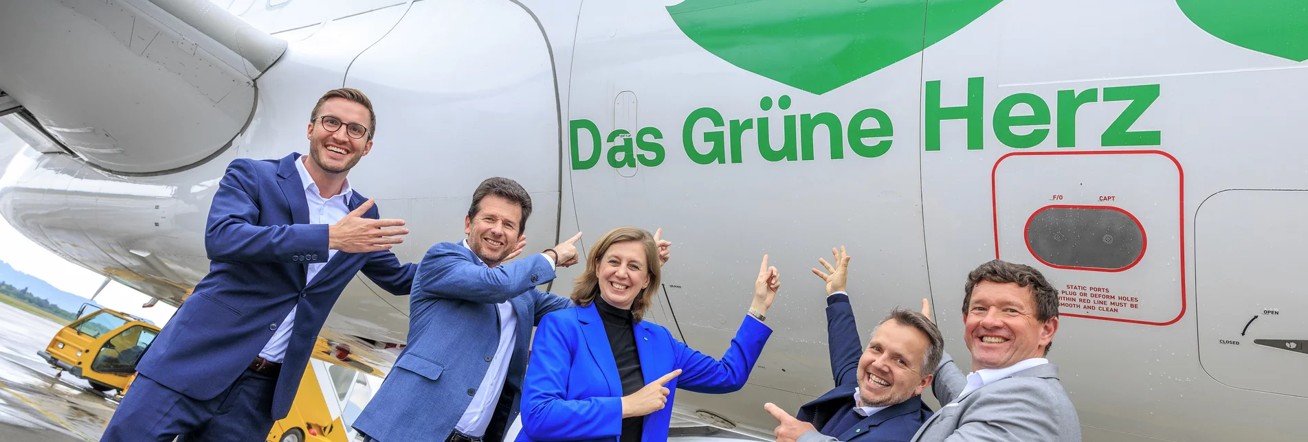 Stefan Beveridge (GF Eurowings Europe), Wolfgang Grimus (GF Flughafen Graz), Landesrätin Barbara Eibinger-Miedl, Michael Feiertag (GF Steiermark Tourismus und Standortmarketing GmbH) und Jürgen Löschnig (GF Flughafen Graz), mit dem neuen Herz-Flugzeug.  | © STG | Erwin Scheriau