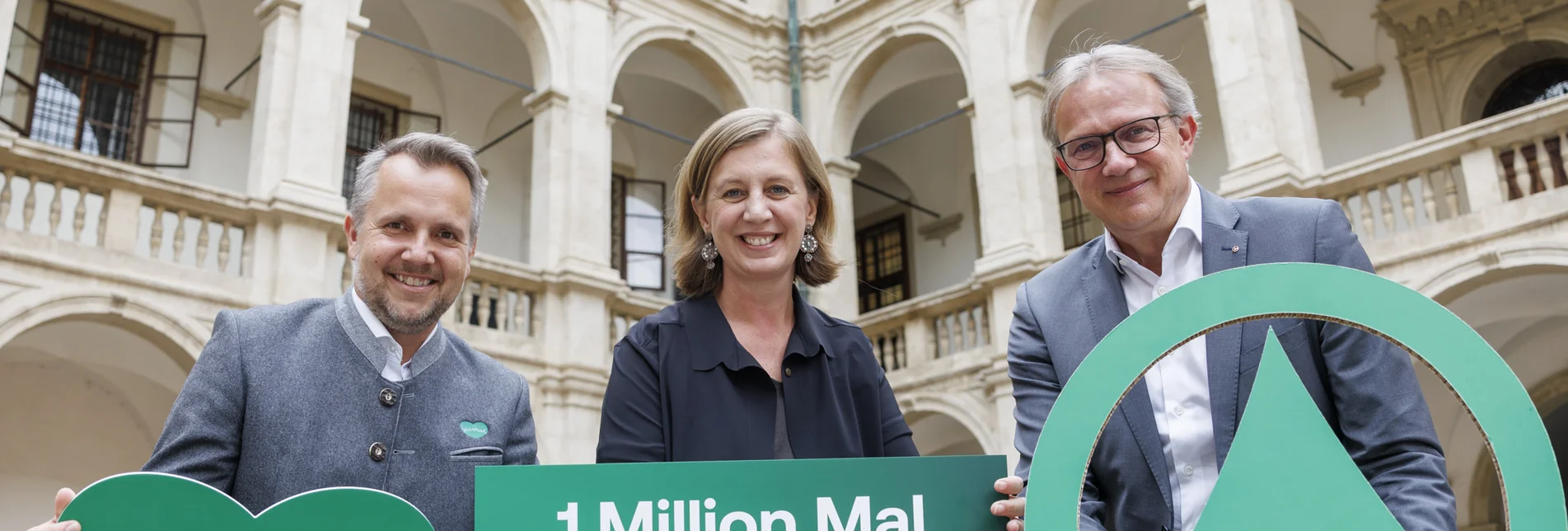 Michael Feiertag, LR Barbara Eibinger-Miedl und Christoph Holzer mit ganzem Herz für steirische Regionalität.  | © STG | Erwin Scheriau