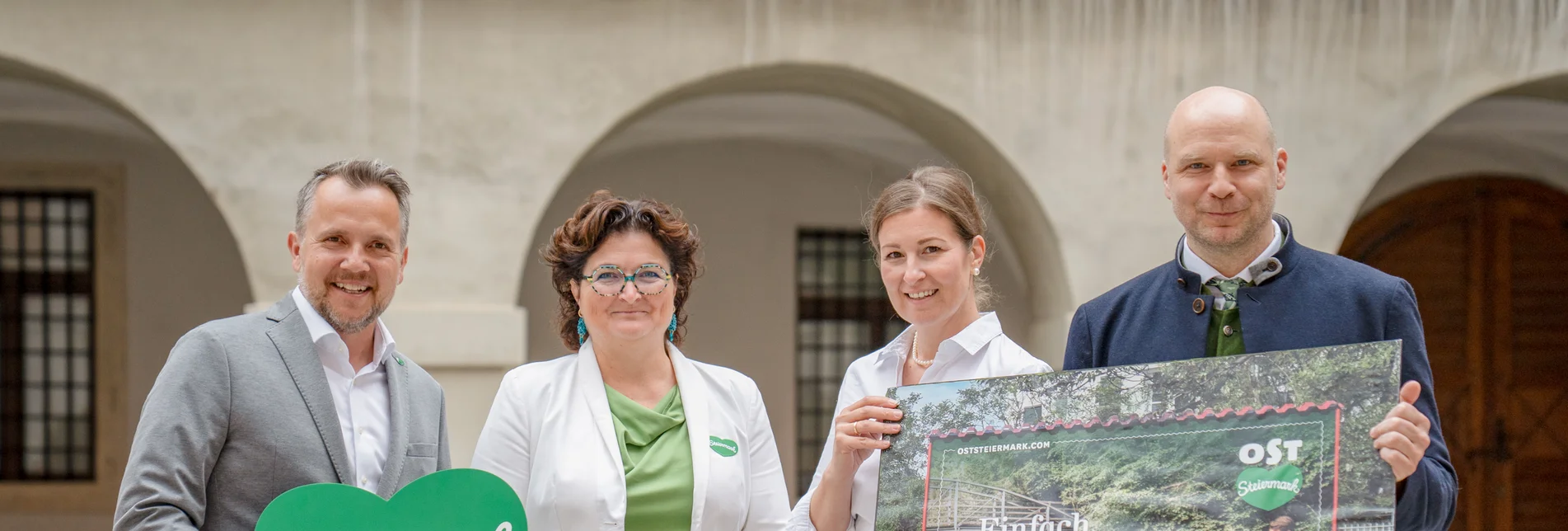 Michael Feiertag (GF STG), Julia Fandler (Ölmühle Fandler in Pöllau), Kathrin Großschedl (Vorsitzende-Stellvertreterin des Oststeiermark Tourismus) und Stefan Schindler (GF Oststeiermark Tourismus) präsentierten zukunftsorientierte Markenauffrischung. Michael Feiertag (GF STG), Julia Fandler (Ölmühle Fandler in Pöllau), Kathrin Großschedl (Vorsitzende-Stellvertreterin des Oststeiermark Tourismus) und Stefan Schindler (GF Oststeiermark Tourismus) präsentierten zukunftsorientierte Markenauffrischung.