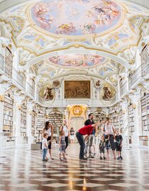 Kinderbesuch in der weltgrößten Klosterbibliothek | © Thomas Sattler | © Thomas Sattler