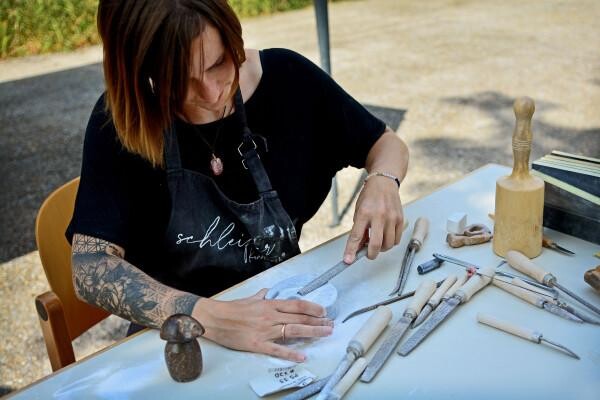 Soapstone carving (c) Slow Trips / Christian S