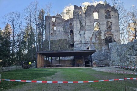 Die Burgruine Waxenegg