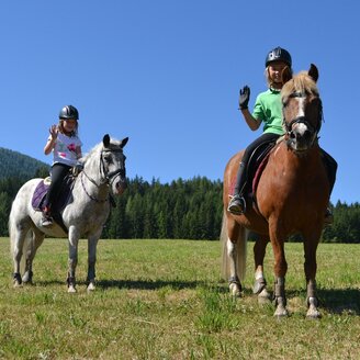 Kinder reiten