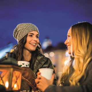 Advent market with a hot drink | © Graz Tourismus-Tom Lamm