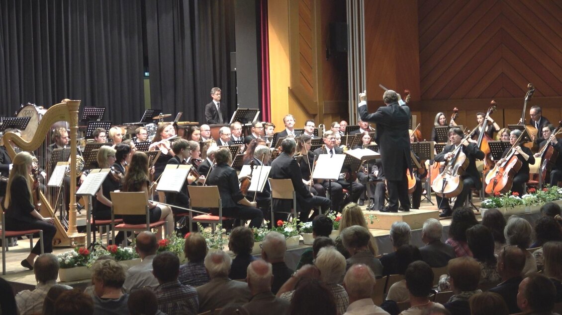 Drei Frauen sitzen auf einer Bank und lächeln. Neben ihnen liegt ein Cello auf dem Boden. | © Waltraud Wachmann