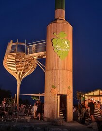 Beleuchtete Weinflasche beim Stehachterln | © Gemeinde Bad Loipersdorf | Hans Gollowitsch | © Gemeinde Bad Loipersdorf