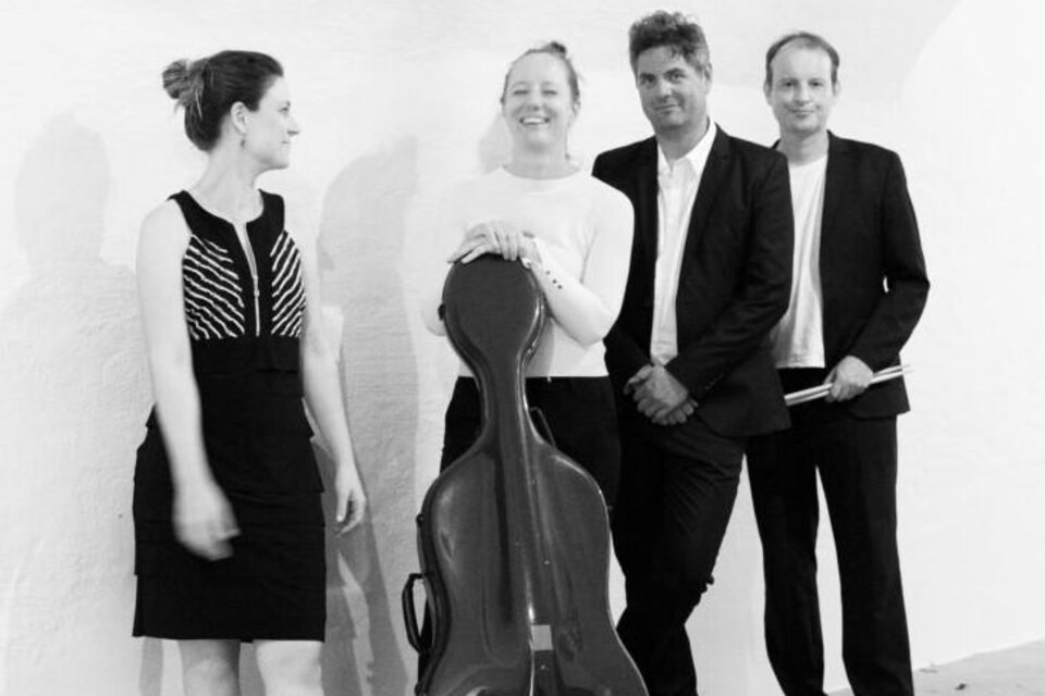 Drei Frauen sitzen auf einer Bank und lächeln. Neben ihnen liegt ein Cello auf dem Boden. | © Karin Wiedner