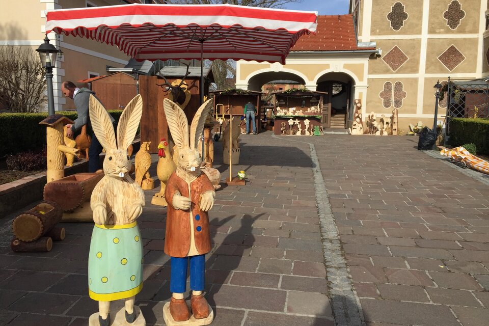 Bunte Ostereier in verschiedenen Körben, dekoriert mit Muster und Farben. Sie sind auf einem Tisch angeordnet und zeigen die Vielfalt traditioneller Osterdekoration. | © Schloss Farrach