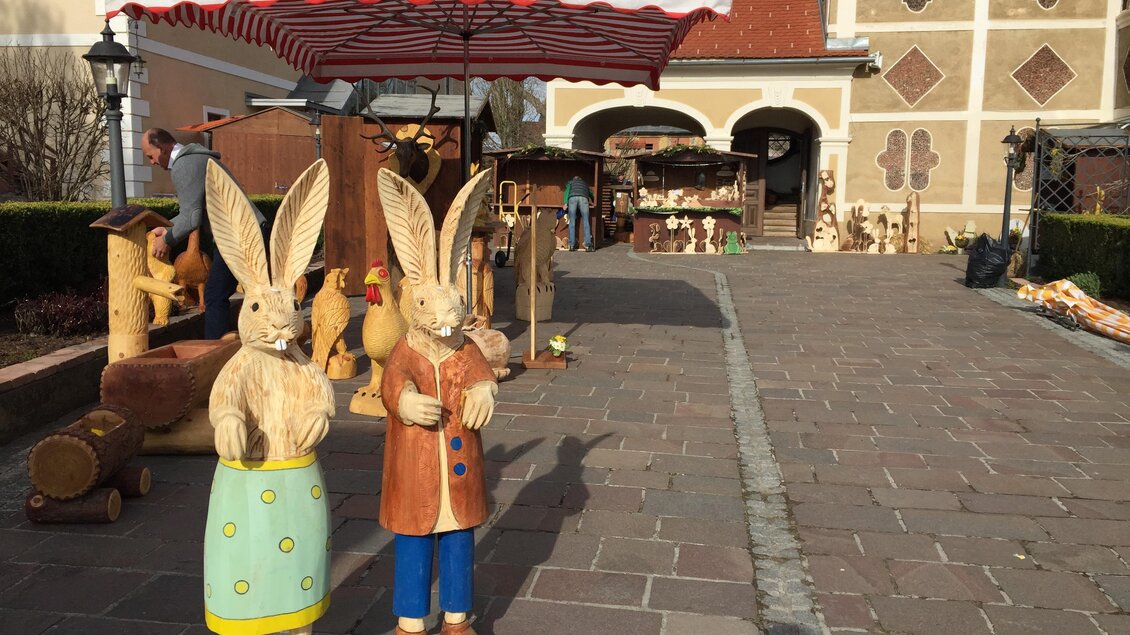 Bunte Ostereier in verschiedenen Körben, dekoriert mit Muster und Farben. Sie sind auf einem Tisch angeordnet und zeigen die Vielfalt traditioneller Osterdekoration. | © Schloss Farrach