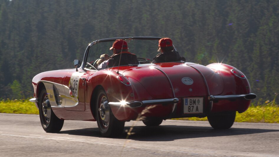 Roter Oldtimer bei der Hochsteiermark-Classic. | © HOSC Events OG
