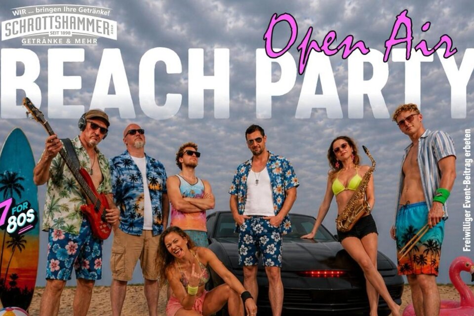 <p>Die Band 7 for 80s stehen vor einem Auto und posieren fröhlich mit Musikinstrumenten. Darüber steht der Titel der Veranstaltung "Open Air Beach Party".</p> | © Inez Grieshofer