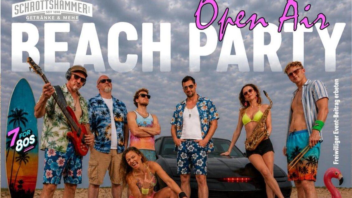 <p>Die Band 7 for 80s stehen vor einem Auto und posieren fröhlich mit Musikinstrumenten. Darüber steht der Titel der Veranstaltung "Open Air Beach Party".</p> | © Inez Grieshofer