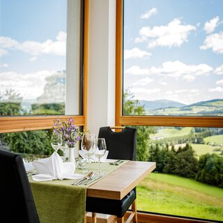Seat with a view in Almblick_Eastern Styria | © Karl Schrotter
