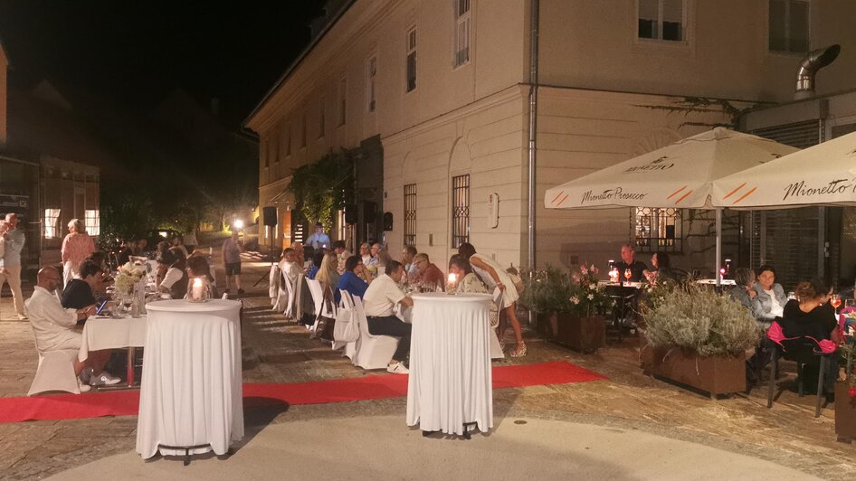 Rathausplatz im Tischen | © CDM incoming - Fotostudio Augenblick