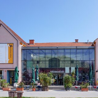 Kunsthaus Köflach mit Caféterrasse | © Katrin Schmiedbauer