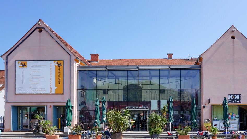 Kunsthaus Köflach mit Caféterrasse | © Katrin Schmiedbauer