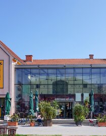 Kunsthaus Köflach mit Caféterrasse | © Katrin Schmiedbauer | © Katrin Schmiedbauer