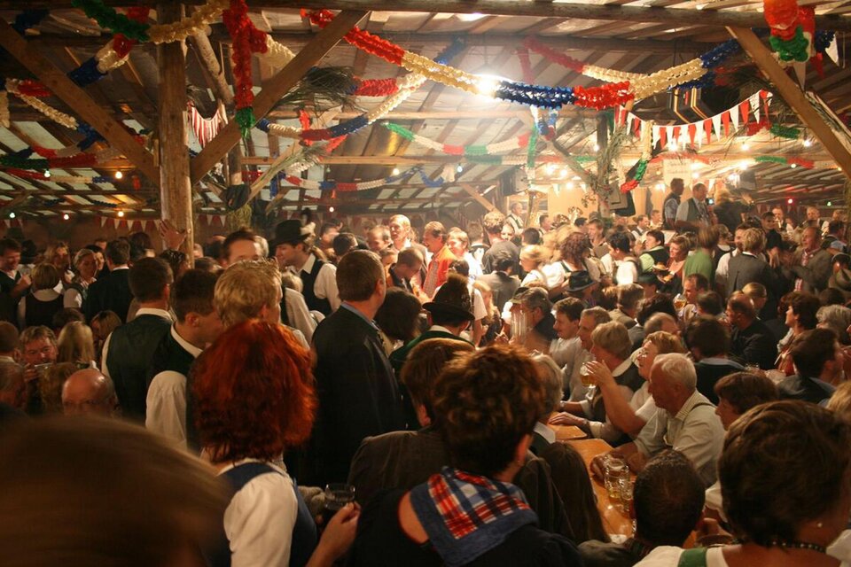 Der traditionelle Altausseer Kiritåg ist ein lebhaftes Bierzelt mit vielen Besuchern, die Anfang September zusammen feiern. Festliche Dekorationen und die fröhliche Stimmung prägen die Szenerie im traditionsreichen Holzzelt.
 | © FF Altaussee