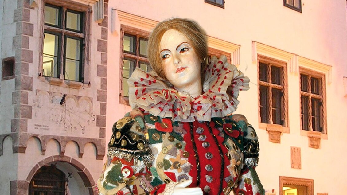 Das Flinserl vor dem Kammerhofmuseum. Der Hintergrund zeigt architektonische Details aus der Vergangenheit.</p> | © Kammerhofmuseum Bad Aussee