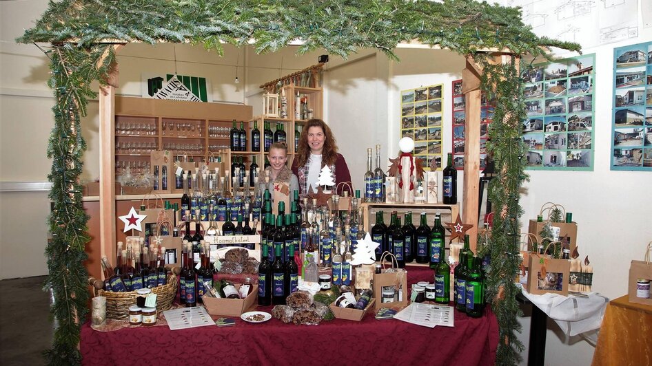 Verkäufer am Christkindlmarkt Ehrenschachen | © Vereinsgemeinschaft Ehrenschachen