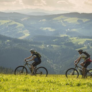 E-Bike_Tourismusverband Oststeiermark_Bernhard Ber | © Tourismusverband Oststeiermark