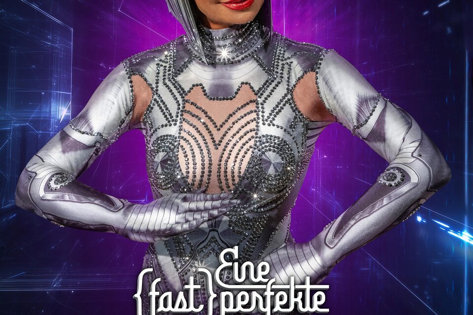 Eine Frau in einem glitzernden, futuristischen Outfit mit silbernen Details und einem modernen Haarschnitt. Der Hintergrund ist leuchtend und kreativ gestaltet. | © Kulturamt Knittelfeld