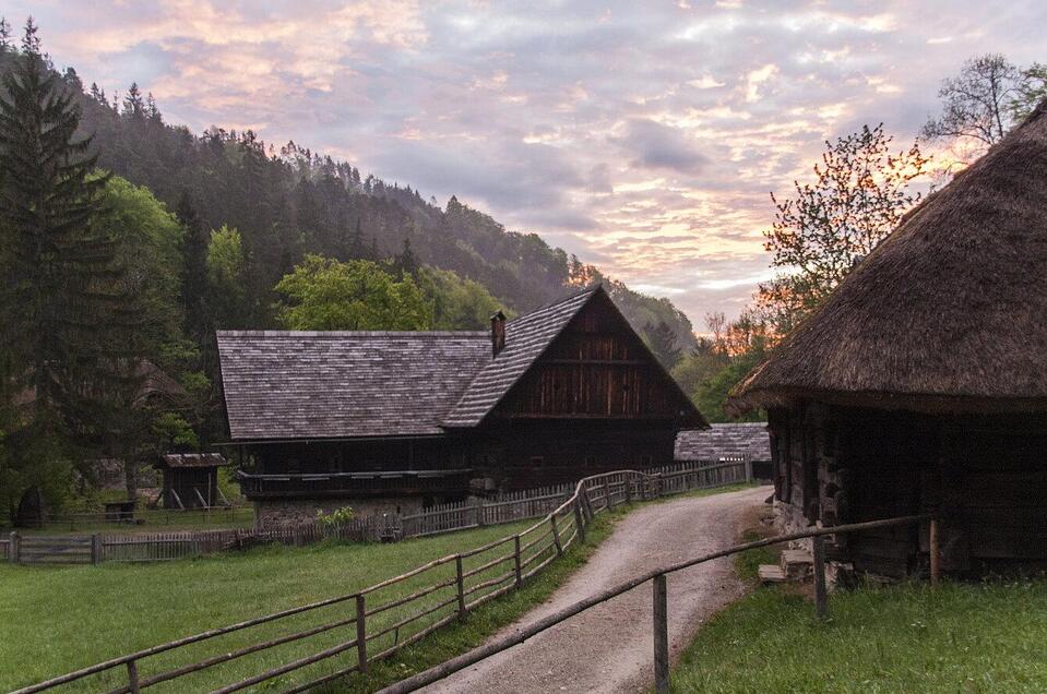 Morgenstimmung im Tal der Geschichte | © Freilichtmuseum Stübing