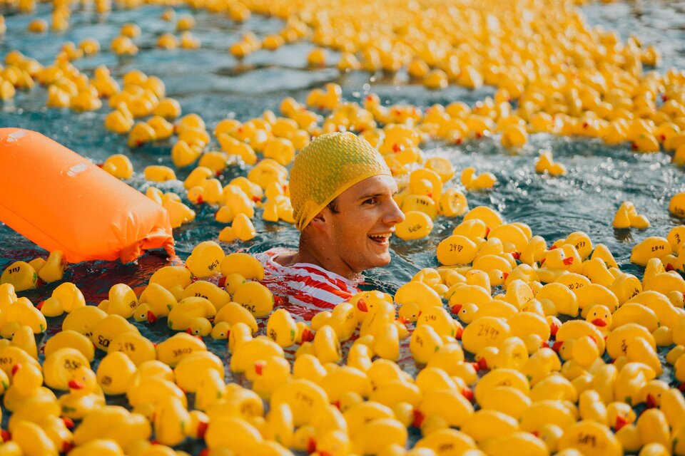 Ein Tag voller Lachen, Bewegung und unvergesslicher Momente.

Wenn hunderte gelbe Enten fröhlich über das Wasser treiben und mittendrin strahlende Gesichter auftauchen, wird aus einem Badetag im Freibad Fürstenfeld ein echtes Erlebnis. Hier geht es nicht um Tempo, sondern um Spaß, Gemeinschaft und das Gefühl, einfach loszulassen und den Moment zu genießen.

In der Erlebnisregion Thermen- & Vulkanland im Südosten der Steiermark entstehen genau solche Augenblicke: lebendig, leicht und voller Lebensfreude. Ein Miteinander, das verbindet – und Erinnerungen schafft, die lange nachklingen.

Ein Sprung ins Vergnügen.
Ein Fest für alle Sinne.

Zu schön, um nicht da zu sein. | © Sofly