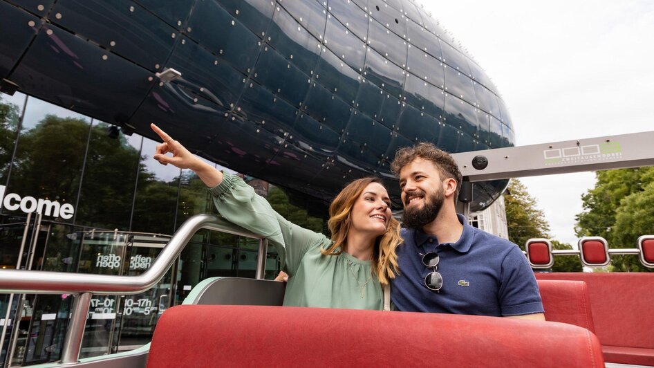 Auf zum Genuss im Cabrio Bus 1. Station Kunsthaus7 | © Graz Tourismus - Werner Krug
