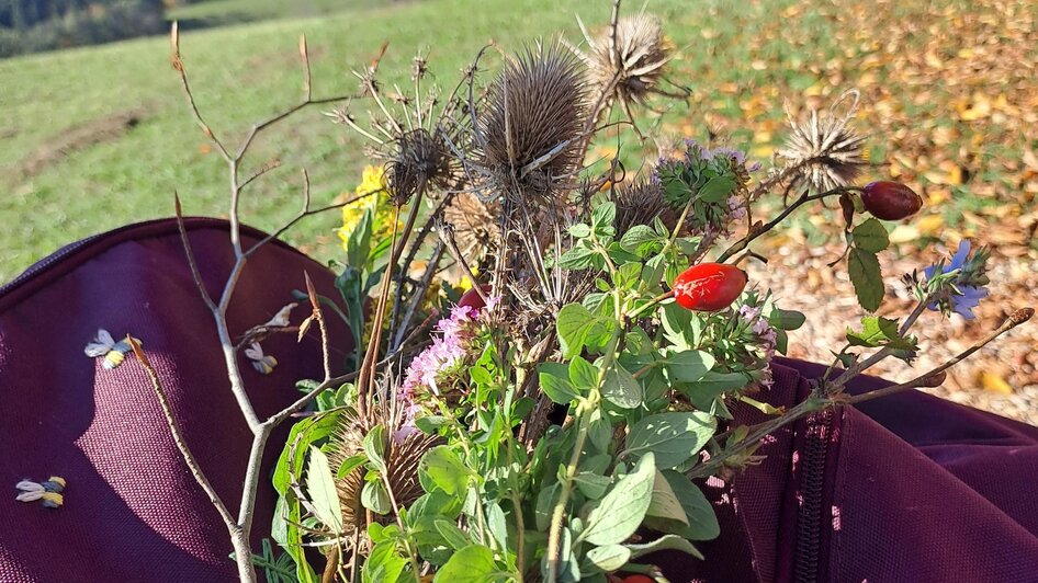 Strauß mt Herbstblumen und Kräutern | © Ingrid Huber