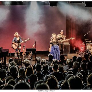 Katharina Straßer mit Band auf der Bühne | © Johannes Wahl