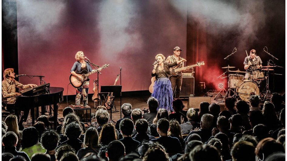 Katharina Straßer mit Band auf der Bühne | © Johannes Wahl