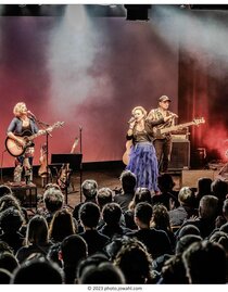 Katharina Straßer mit Band auf der Bühne | © Johannes Wahl | © Johannes Wahl