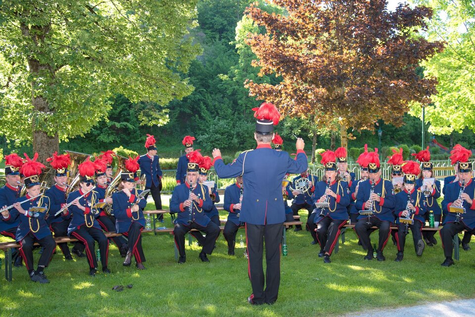 <p>Musikkapelle Strassen, Bad Aussee spielt in ihrer prachtvollen Uniform im Freien. Der Dirigent steht vorne und leitet die Musiker. </p></p> | © www.narzissenfest.at
