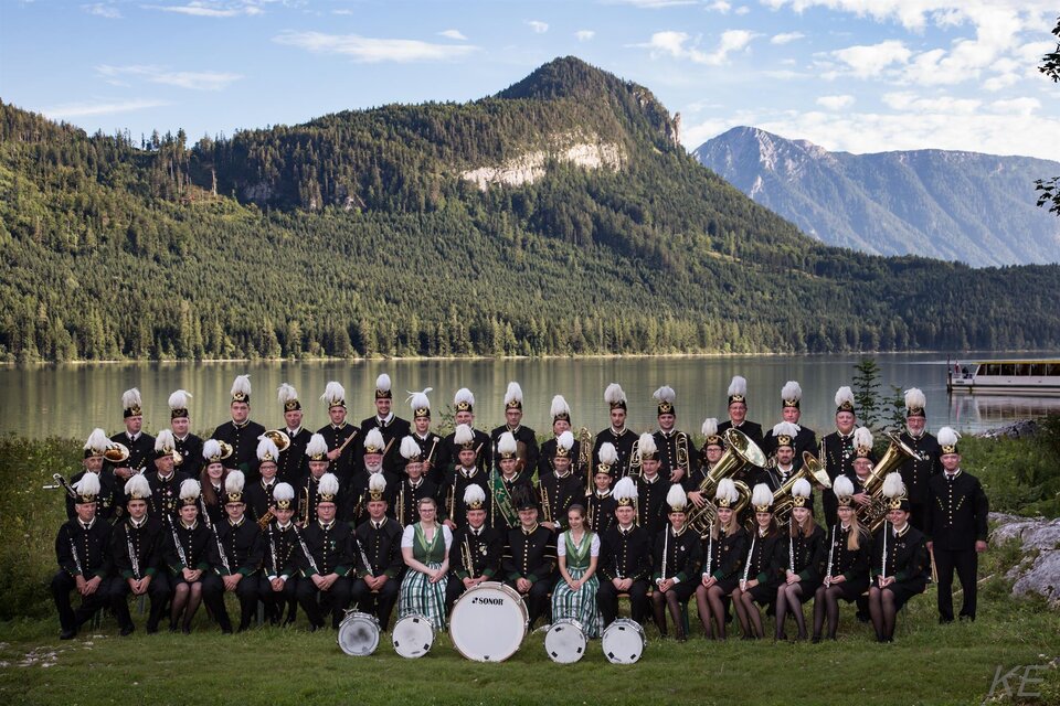 <p>Die Salinenmusikkapelle Altaussee ist eine große Blasmusikkapelle. Die Mitgllieder der Salinenmusikkapelle stehen am Ufer des Altausseer Sees, welcher von Bergen umgeben ist. Die Musiker tragen die traditionelle schwarze Uniform der Saline Altaussee. <br/></p> | © Erich Kainzinger