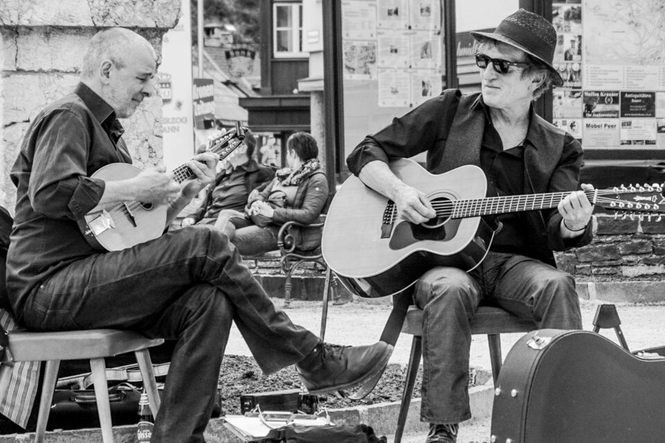 <p>Die zwei Musiker Toni Burger und Franz Thalhammer musizieren draußen. Sie spielen auf einer Mandoline und einer Gitarre.</p> | © Franz Thallhammer
