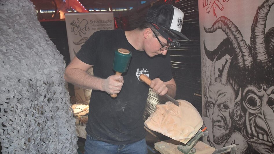 Schnitzen einer Holzmaske | © Brauchtumsverein Stechla Pass