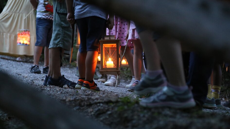 Kindergruppe mit brennenden Laternen | © ÖFM-Christiane Becker